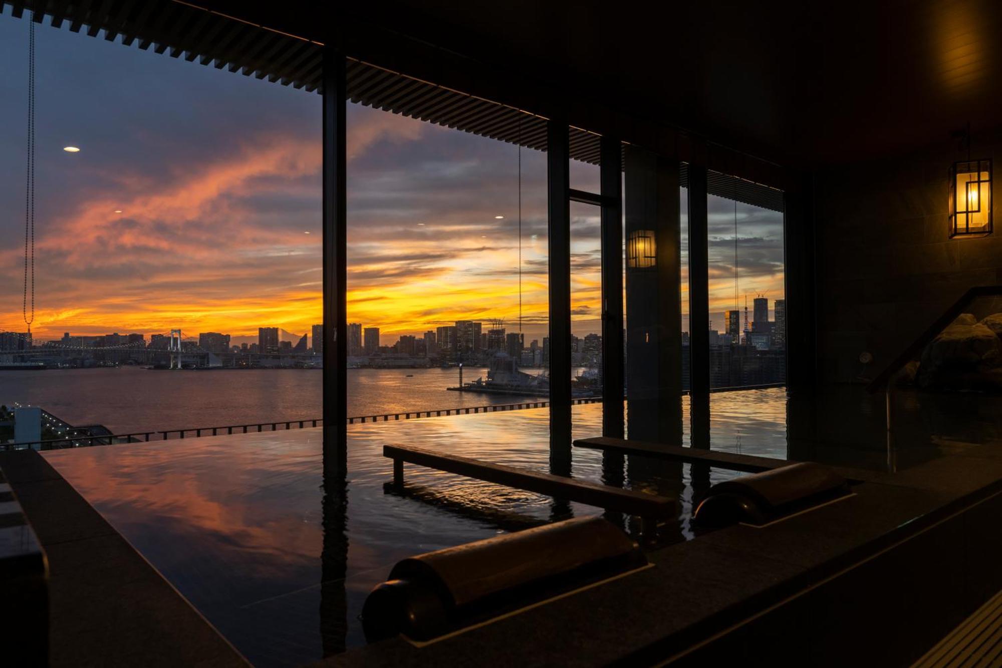 Отель La Vista Tokyo Bay Экстерьер фото